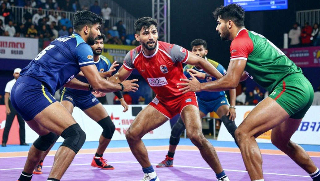 खाली रेड का हिसाब: सीज़न 12 में कबड्डी का असली स्कोरबोर्ड स्टैंड में नहीं, तीसरे डिफेंडर के पैरों में लिखा जा रहा है